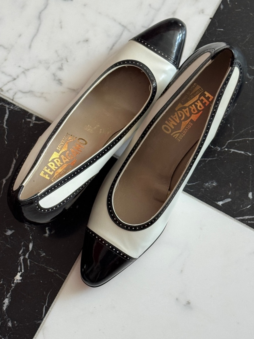 NEW Salvatore Ferragamo Vintage SPECTATOR Pumps Black White 10 AA Extra Narrow - Picture 3 of 16